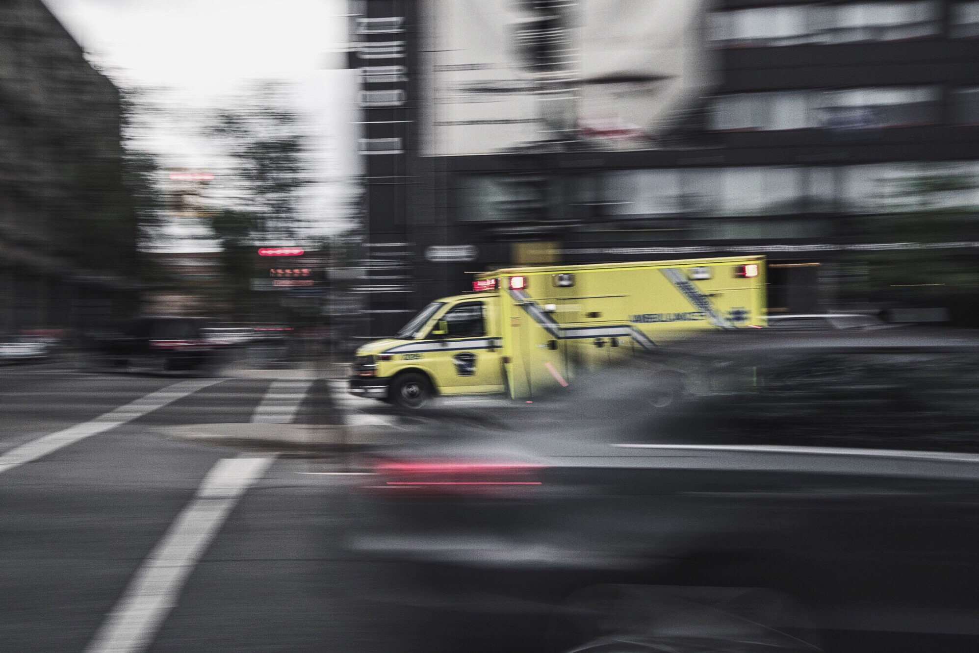 Ambulância passando em alta velocidade