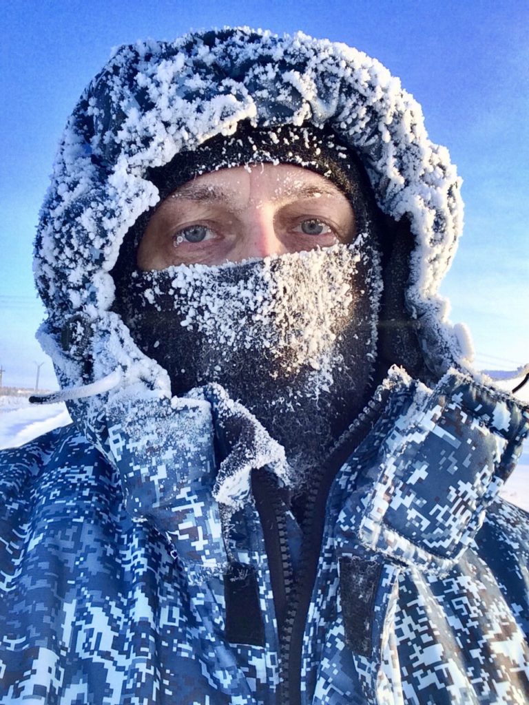 Pessoa coberta de neve