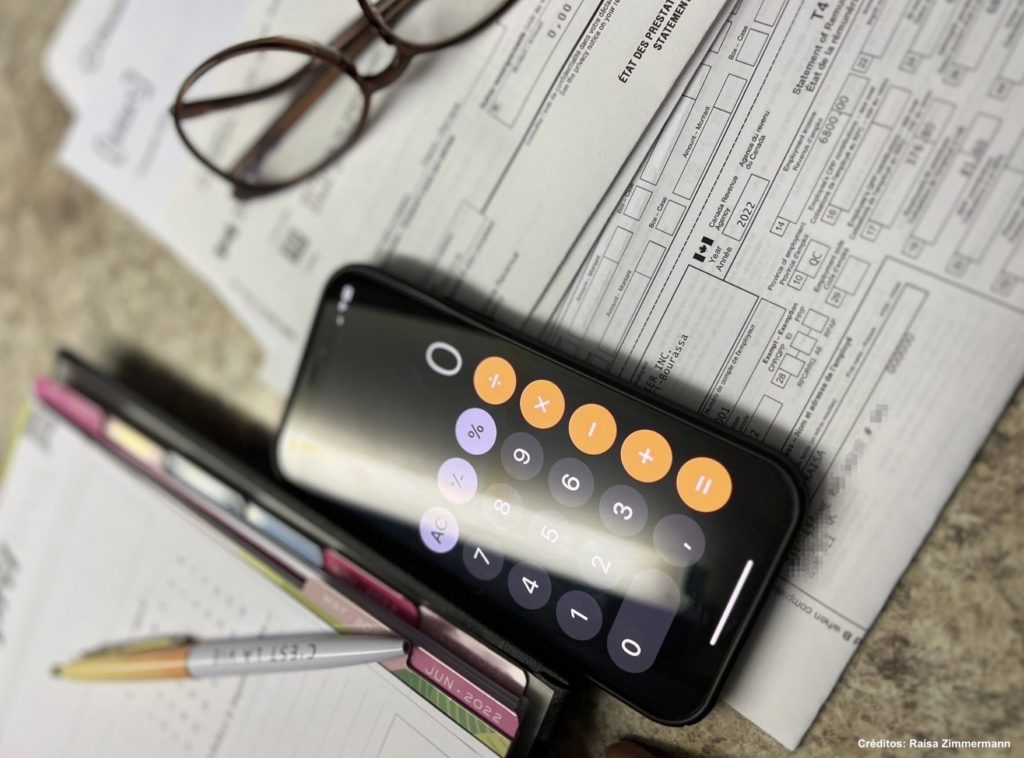 Formulários, recibos, caneta e uma calculadora