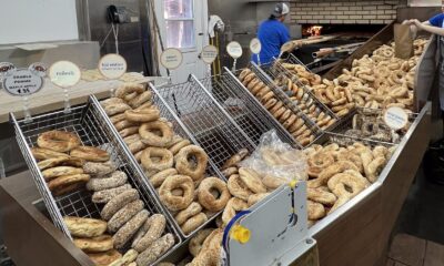 Vários bagels em uma loja de bagels em Montréal
