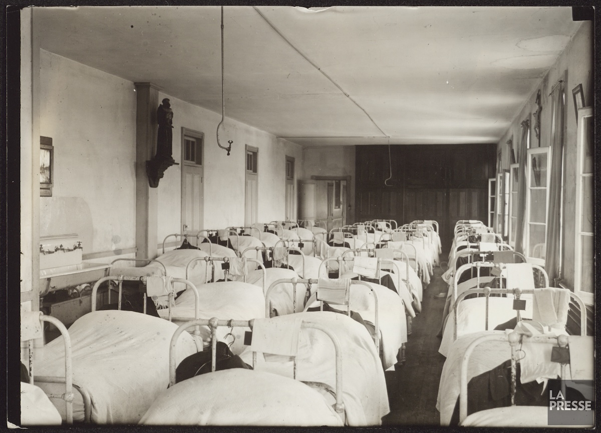 Dormitório do orfanato Notre-Dame-de-la-Merci, Huberdeau perto do ano de 1941. O orfanato foi um dos implicados no episódio dos Órfãos de Duplessis.