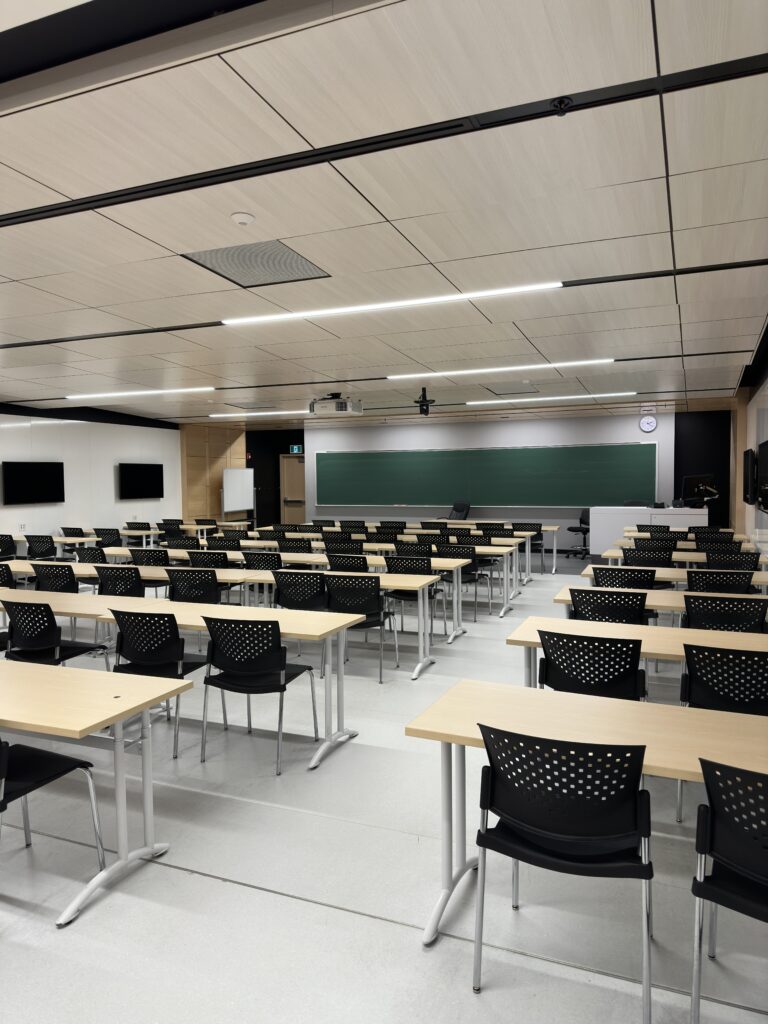 Sala de aula no prédio Charles-De Koninck, Université Laval